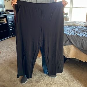 3x d&co. Beach black capris. Side pockets